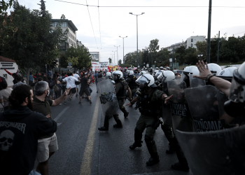 Δυναμική απάντηση στο «γεράκι» των ΗΠΑ, Πομπέο – Βίαιο χτύπημα των ΜΑΤ στην Πρεσβεία (Photos/Videos)