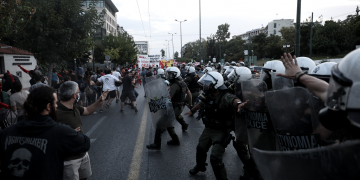 Δυναμική απάντηση στο «γεράκι» των ΗΠΑ, Πομπέο – Βίαιο χτύπημα των ΜΑΤ στην Πρεσβεία (Photos/Videos)