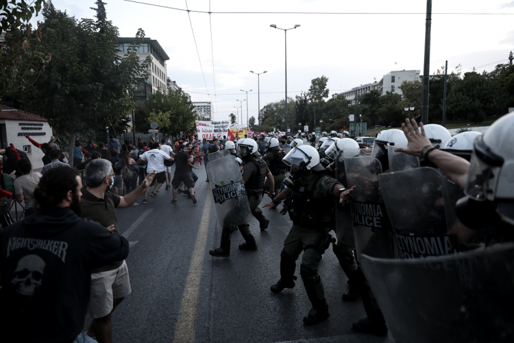 Δυναμική απάντηση στο «γεράκι» των ΗΠΑ, Πομπέο – Βίαιο χτύπημα των ΜΑΤ στην Πρεσβεία (Photos/Videos)
