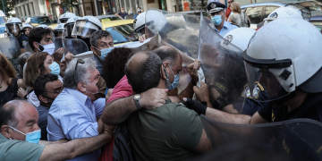 Με ΜΑΤ και βία απαντά η κυβέρνηση στους «ήρωες πίσω από τις μάσκες» (Photos/Video)