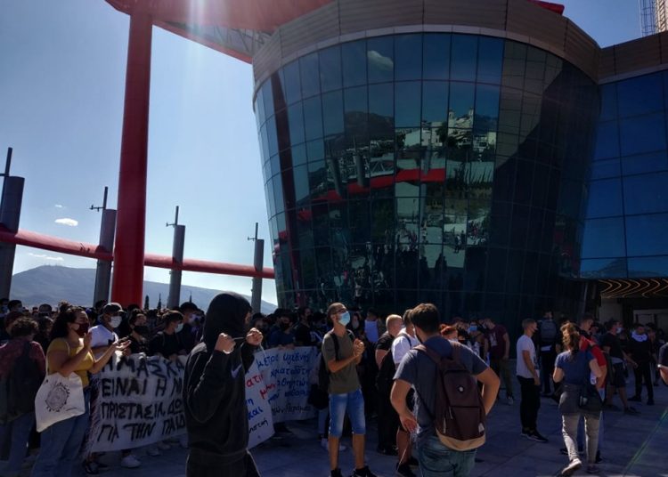 Επίθεση των ΜΑΤ με χημικά κατά μαθητών (φωτό+βίντεο)