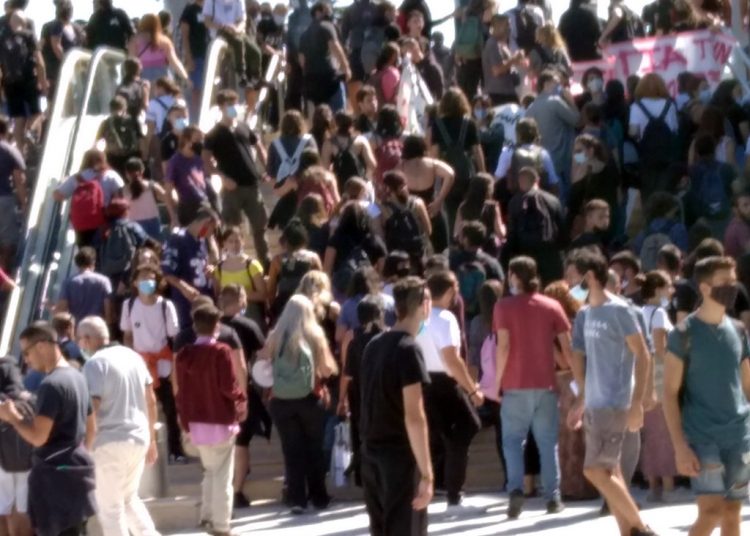 Επίθεση των ΜΑΤ με χημικά κατά μαθητών (φωτό+βίντεο)