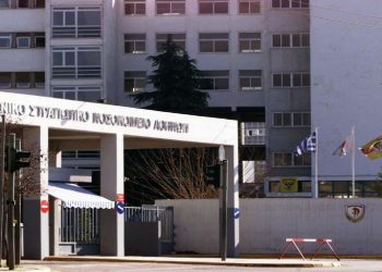 «Επελαύνει» ο κορονοϊός στον στρατό