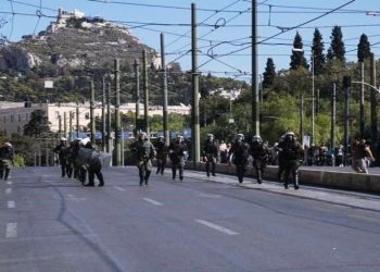 Τα ΜΑΤ περικύκλωσαν παιδιά απειλώντας να τα μεταφέρουν στη ΓΑΔΑ
