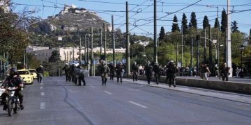 Τα ΜΑΤ περικύκλωσαν παιδιά απειλώντας να τα μεταφέρουν στη ΓΑΔΑ