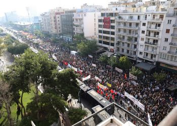 Δύο στιγμές: Το δάκρυ της νίκης και το δάκρυ της καταστολής