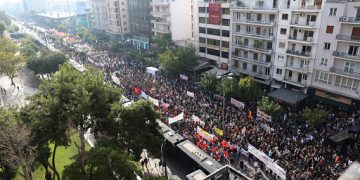 Δύο στιγμές: Το δάκρυ της νίκης και το δάκρυ της καταστολής