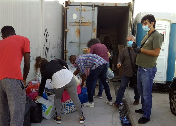 Επίσκεψη ΣΥΠΡΟΜΕ στους πρόσφυγες στον Ελαιώνα (φωτό)