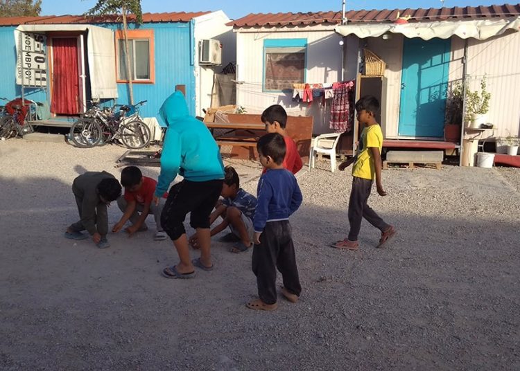 Επίσκεψη ΣΥΠΡΟΜΕ στους πρόσφυγες στον Ελαιώνα (φωτό)