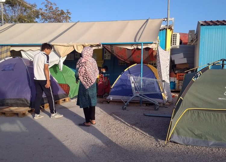 Επίσκεψη ΣΥΠΡΟΜΕ στους πρόσφυγες στον Ελαιώνα (φωτό)