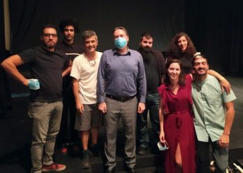 Θέατρο: Οι μέλισσες απέναντι στους λύκους