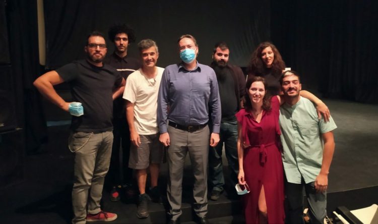 Θέατρο: Οι μέλισσες απέναντι στους λύκους