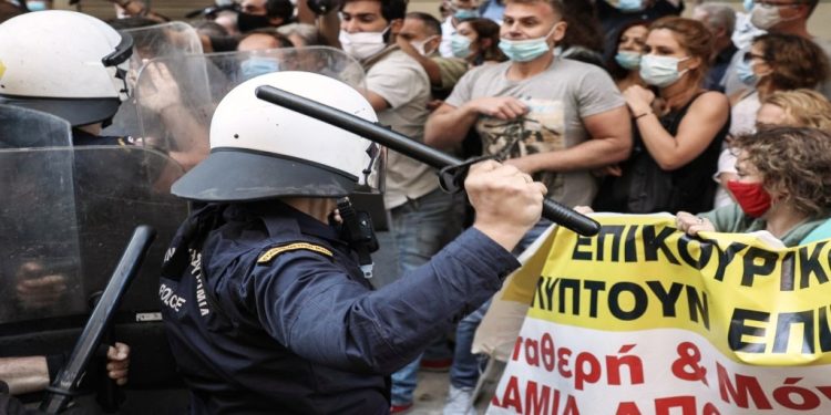 Αντί για ΜΕΘ και προσλήψεις έπιασαν δουλειά… τα ΜΑΤ!