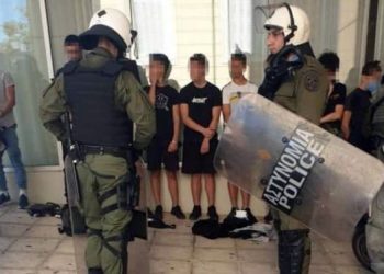 Δικάζουν για κακουργήματα και κρατούν τρεις μέρες 14χρονο μαθητή