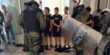 Δικάζουν για κακουργήματα και κρατούν τρεις μέρες 14χρονο μαθητή