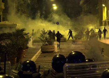 Οι συγκρούσεις στη Νάπολη και το δίλημμα μεταξύ υγείας και εργασίας