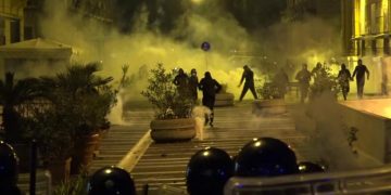 Οι συγκρούσεις στη Νάπολη και το δίλημμα μεταξύ υγείας και εργασίας