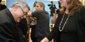 Φασιστικό βέλος, «δημοκρατικό τόξο» και η βολική θεωρία «των άκρων»