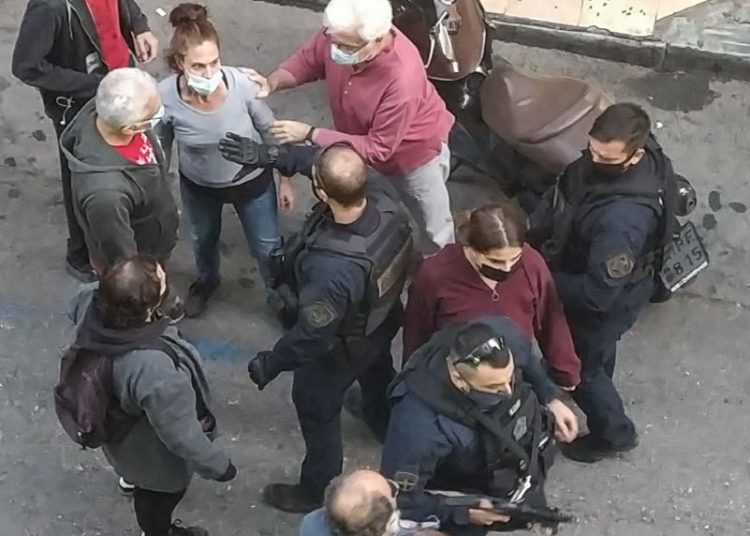 Προκλητική αστυνομική επίθεση στα γραφεία του ΣΕΚ