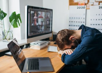 Η τηλεργασία αυξάνει κέρδη και εκμετάλλευση