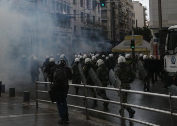 Πολυτεχνείο: Δολοφονική επίθεση της αστυνομίας στη συγκέντρωση του ΚΚΕ (Videos)