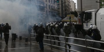 Πολυτεχνείο: Δολοφονική επίθεση της αστυνομίας στη συγκέντρωση του ΚΚΕ (Videos)