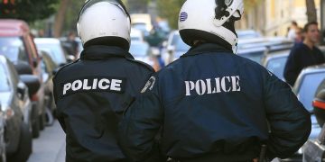 Η χούντα βρικολάκιασε – συλλήψεις μελών της ΑΝΤΑΡΣΥΑ γιατί μοίραζαν προκηρύξεις!