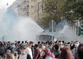 Το δίλημμα έχει τεθεί: υποταγή ή ανατροπή