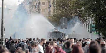 Το δίλημμα έχει τεθεί: υποταγή ή ανατροπή