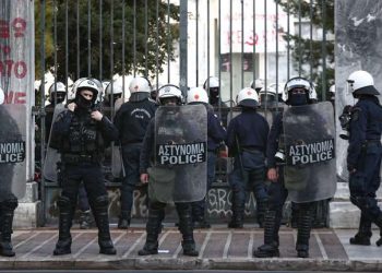 Απαγόρευσαν και σε φαντάρο να καταθέσει στεφάνι στο Πολυτεχνείο!