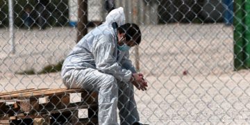 Εκατοντάδες κρούσματα κορονοϊού σε εργασιακούς χώρους