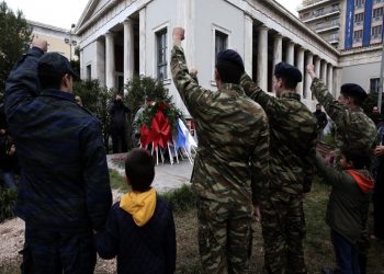 «Ένας φαντάρος μπροστά από το Πολυτεχνείο, ποιον ακριβώς απειλούσε;»