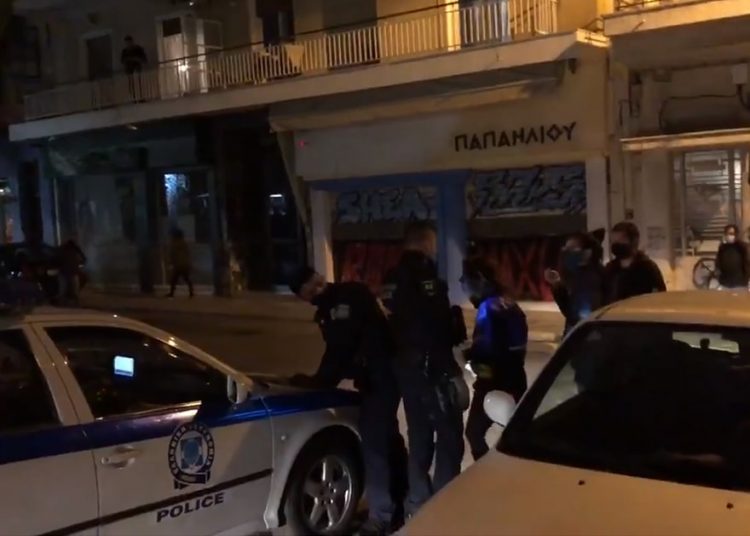 Επίθεση αστυνομικών σε κατοίκους στα Πετράλωνα