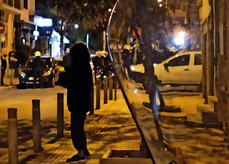 Επίθεση αστυνομικών σε κατοίκους στα Πετράλωνα