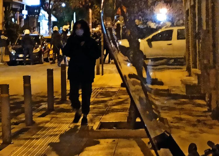 Επίθεση αστυνομικών σε κατοίκους στα Πετράλωνα