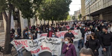 Απεργία: Με πορεία στα Χαυτεία ολοκληρώθηκε η συγκέντρωση (φωτο+βίντεο)