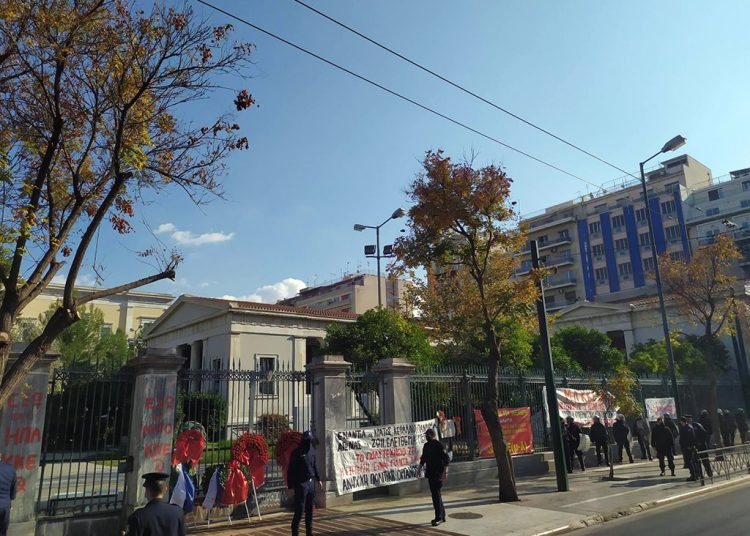 Ενοχλούν ακόμα και τα πανό στα κάγκελα του Πολυτεχνείου! (βίντεο)