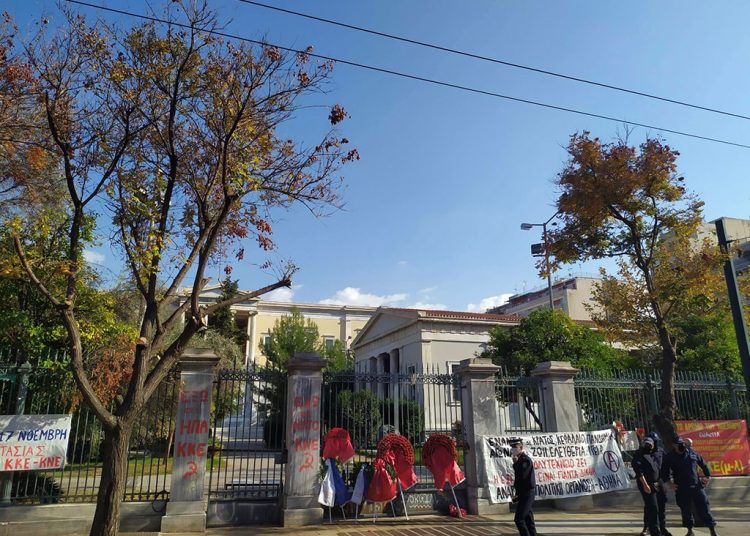 Ενοχλούν ακόμα και τα πανό στα κάγκελα του Πολυτεχνείου! (βίντεο)