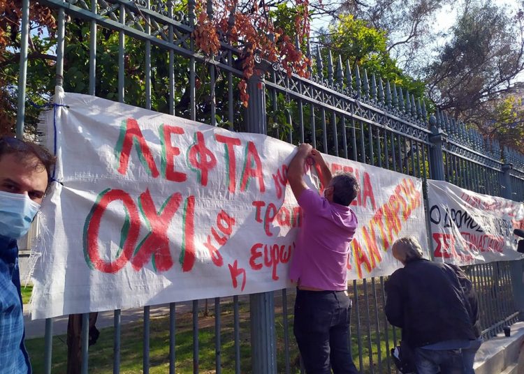 Ενοχλούν ακόμα και τα πανό στα κάγκελα του Πολυτεχνείου! (βίντεο)