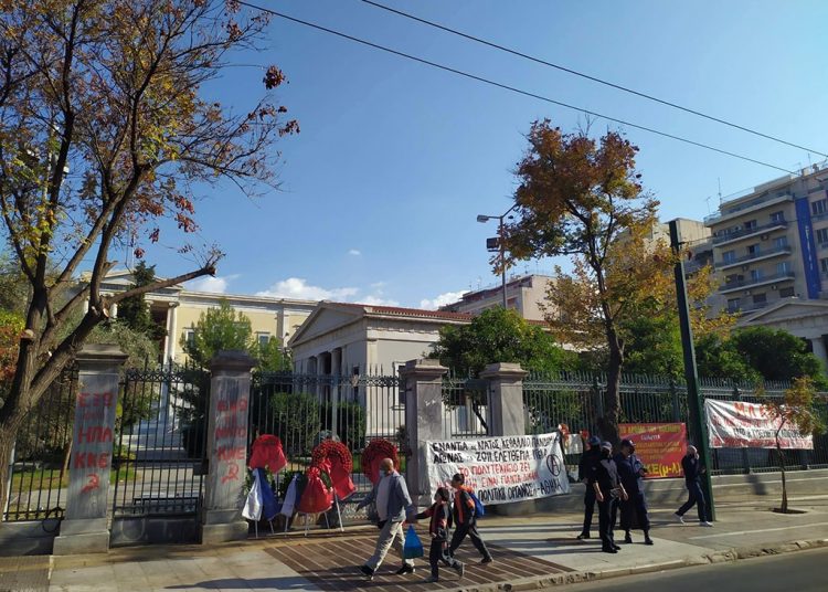 Ενοχλούν ακόμα και τα πανό στα κάγκελα του Πολυτεχνείου! (βίντεο)