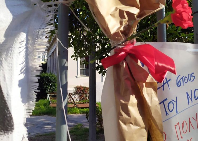 Ενοχλούν ακόμα και τα πανό στα κάγκελα του Πολυτεχνείου! (βίντεο)