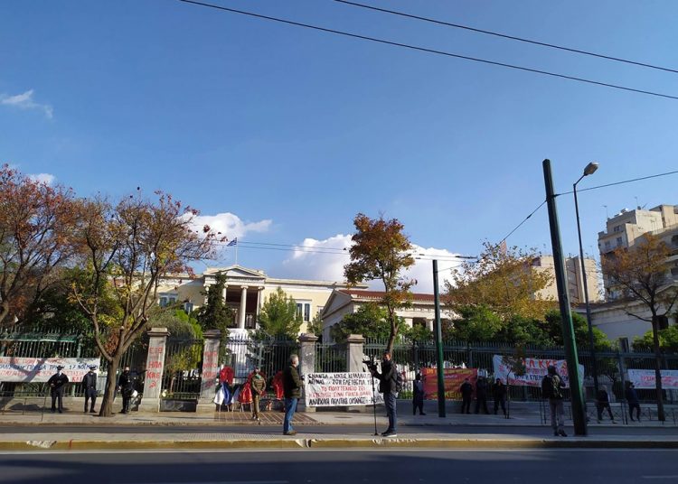 Ενοχλούν ακόμα και τα πανό στα κάγκελα του Πολυτεχνείου! (βίντεο)