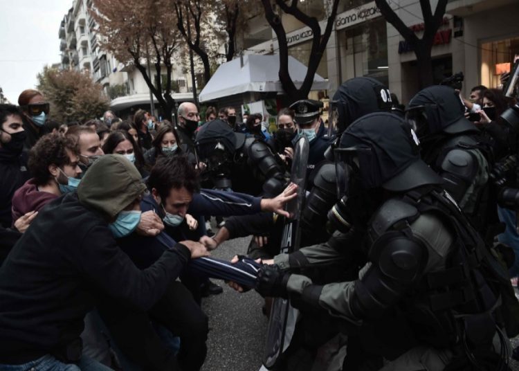 Θεσσαλονίκη: Τα ΜΑΤ «χτύπησαν» τη συγκέντρωση κοντά στο προξενείο (Video/Photos)