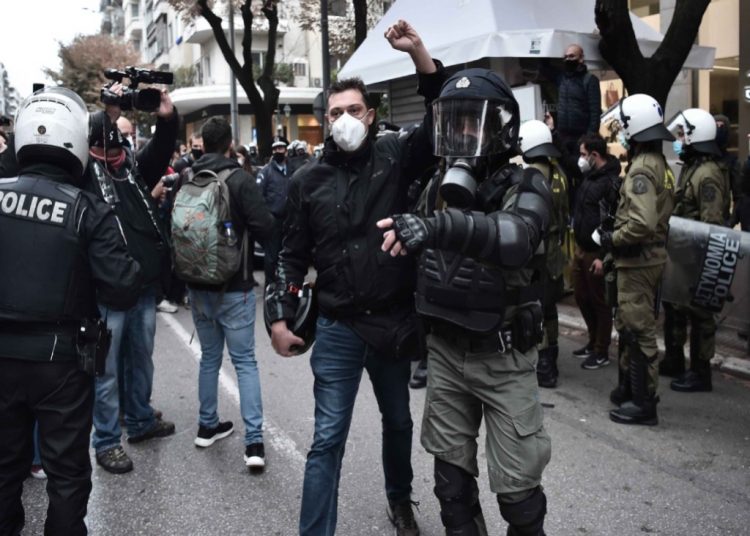 Θεσσαλονίκη: Τα ΜΑΤ «χτύπησαν» τη συγκέντρωση κοντά στο προξενείο (Video/Photos)