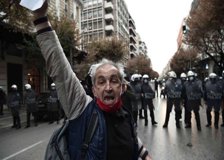 Θεσσαλονίκη: Τα ΜΑΤ «χτύπησαν» τη συγκέντρωση κοντά στο προξενείο (Video/Photos)