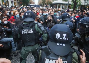 Θεσσαλονίκη: Τα ΜΑΤ «χτύπησαν» τη συγκέντρωση κοντά στο προξενείο (Video/Photos)