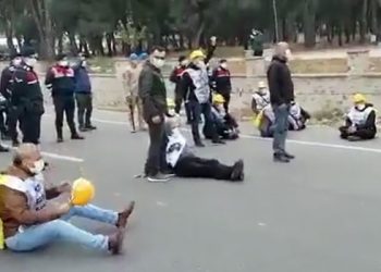 Τουρκία: Αντεργατική επίθεση με… φερετζέ την πανδημία