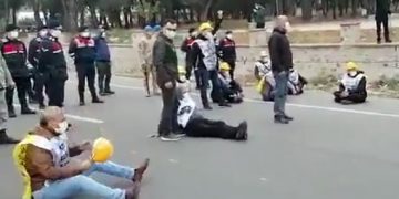 Τουρκία: Αντεργατική επίθεση με… φερετζέ την πανδημία