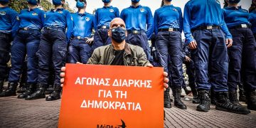 O συμβολικός περίπατος του Γιάνη Βαρουφάκη