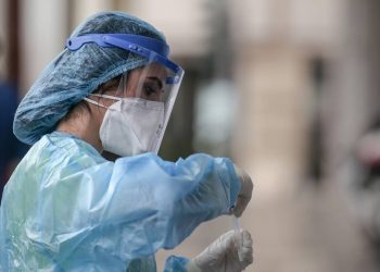 Υγειονομικοί: Χυδαίος και επικίνδυνος διαχωρισμός από την κυβέρνηση